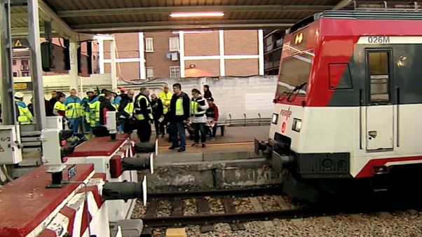 Acidente ferroviário faz 40 feridos em Madrid Acidente ferroviário faz 40 feridos em Madrid