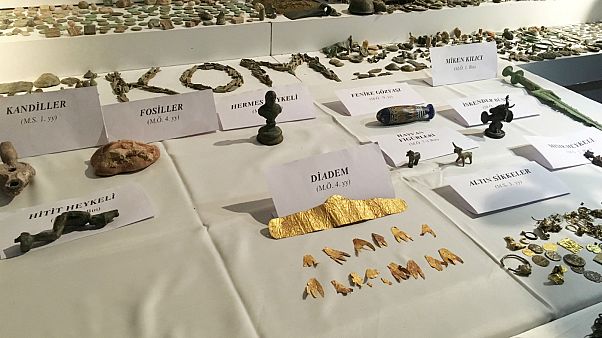 Artefacts rescued by Turkish police in an operation against smugglers Artefacts rescued by Turkish police in an operation against smugglers