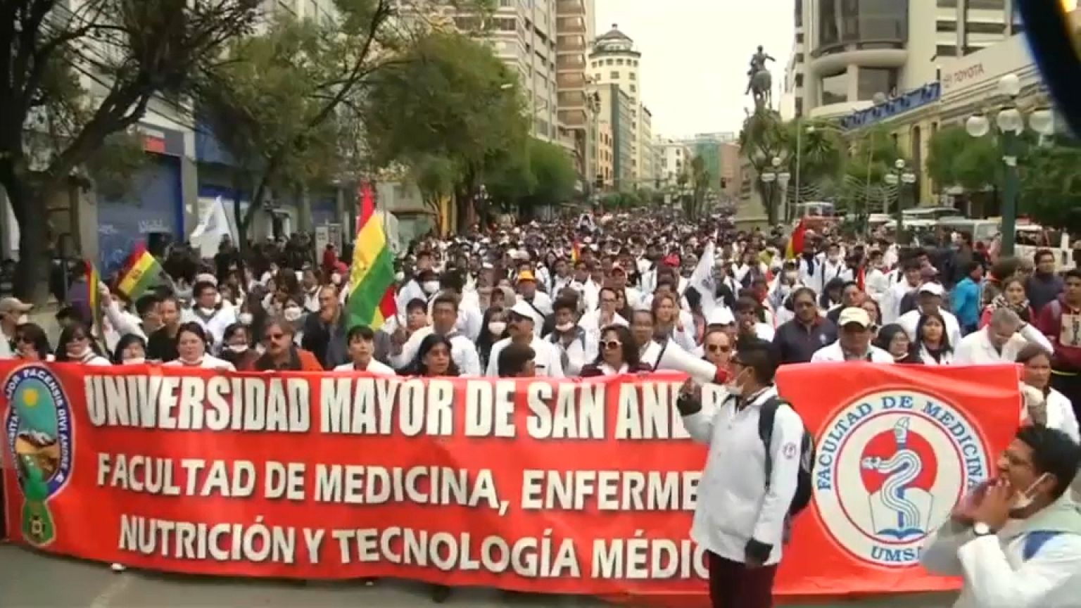 Bolivian health professionals continue to protest against new criminal code