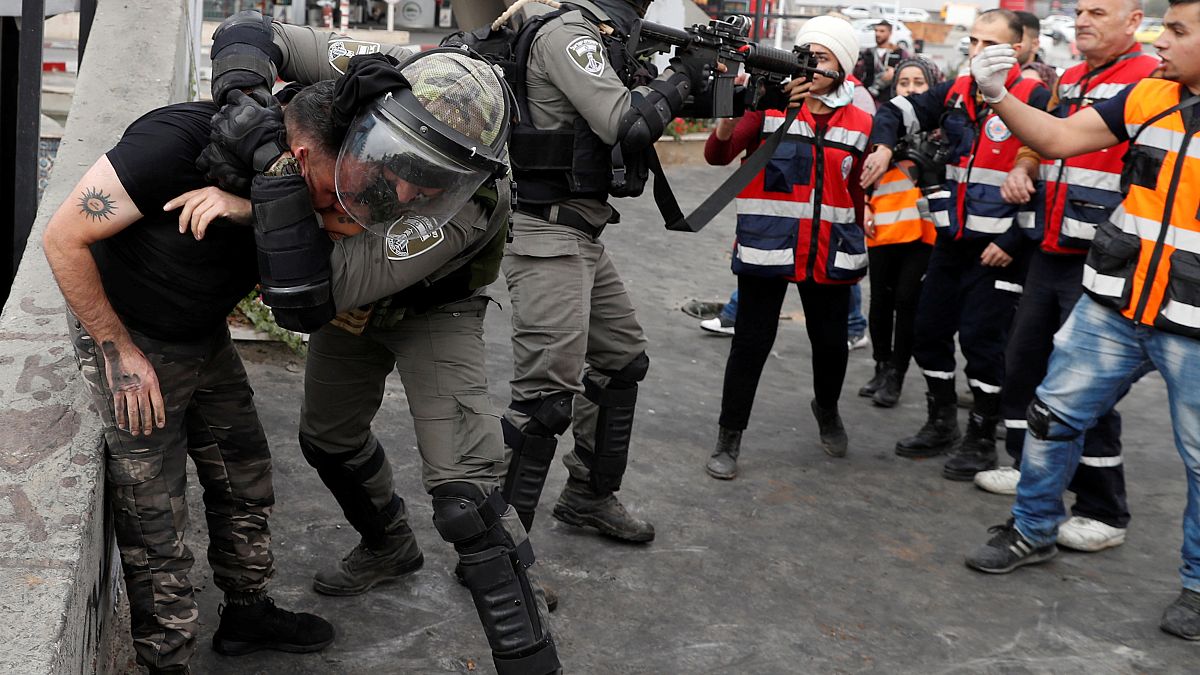 الشرطة الإسرائيلية تعتقل محتجا قرب مستوطنة بالضفة الغربية يوم الجمعة. 