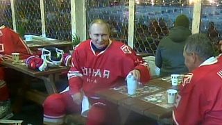 Vladirmir Putin Kızıl Meydan'da buz hokeyi oynadı