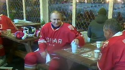Vladirmir Putin Kızıl Meydan'da buz hokeyi oynadı