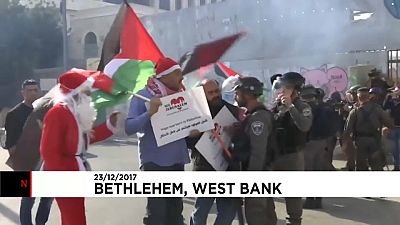 Palestinianos vestidos de Pai Natal em confronto com polícias israelitas