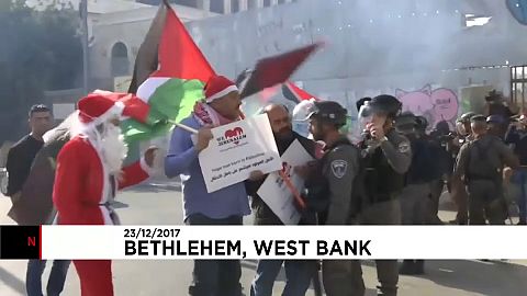 Palestinianos vestidos de Pai Natal em confronto com polícias israelitas