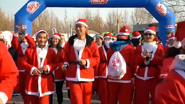 Chinesische Weihnachtsmänner rennen durch Park Chinesische Weihnachtsmänner rennen durch Park