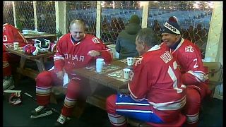 Putin juega al hockey sobre hielo en la Plaza Roja de Moscú