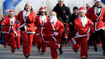 Mamás y Papás Noel de todas las edades invaden Pekín