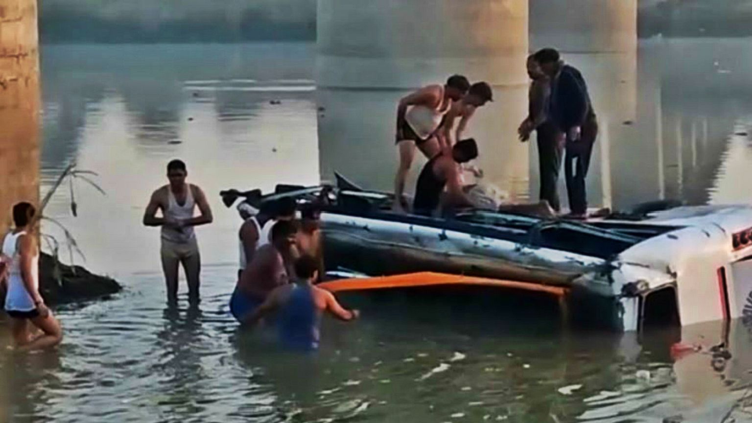 سقوط یک اتوبوس از روی پلی در هند ۳۳ کشته برجای گذاشت