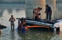 سقوط یک اتوبوس از روی پلی در هند ۳۳ کشته برجای گذاشت