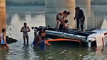 سقوط یک اتوبوس از روی پلی در هند ۳۳ کشته برجای گذاشت