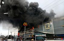 مقتل 37 شخصا في حريق شب في مركز تجاري