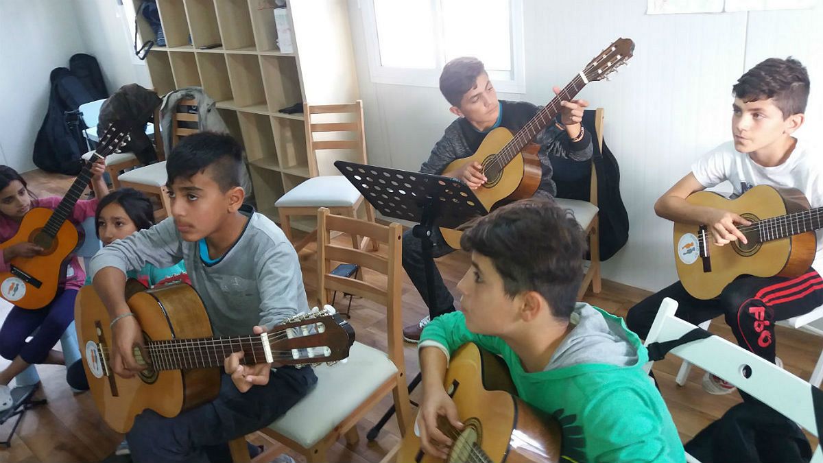Λέσβος: Προσφυγόπουλα μαθαίνουν πιάνο, κρουστά και κιθάρα