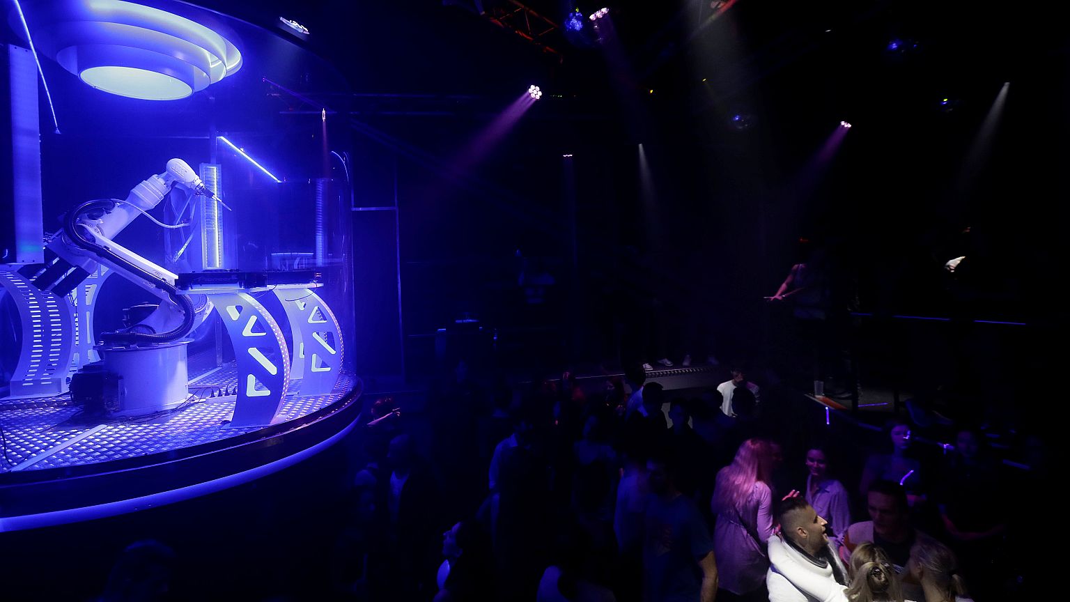 Robot DJ-vel újít egy prágai klub