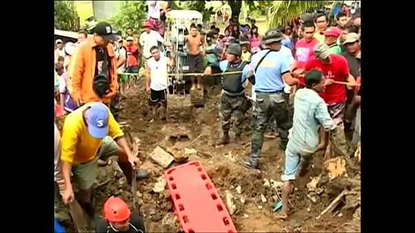 Tempestade "Tembin" provoca 200 mortos nas Filipinas Tempestade "Tembin" provoca 200 mortos nas Filipinas