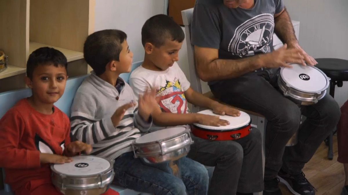 A música como fator de integração para as crianças num campo de refugiados em Lesbos