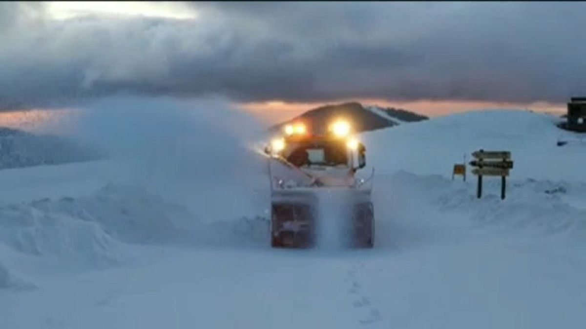 Autósok akadtak el a hóban Romániában