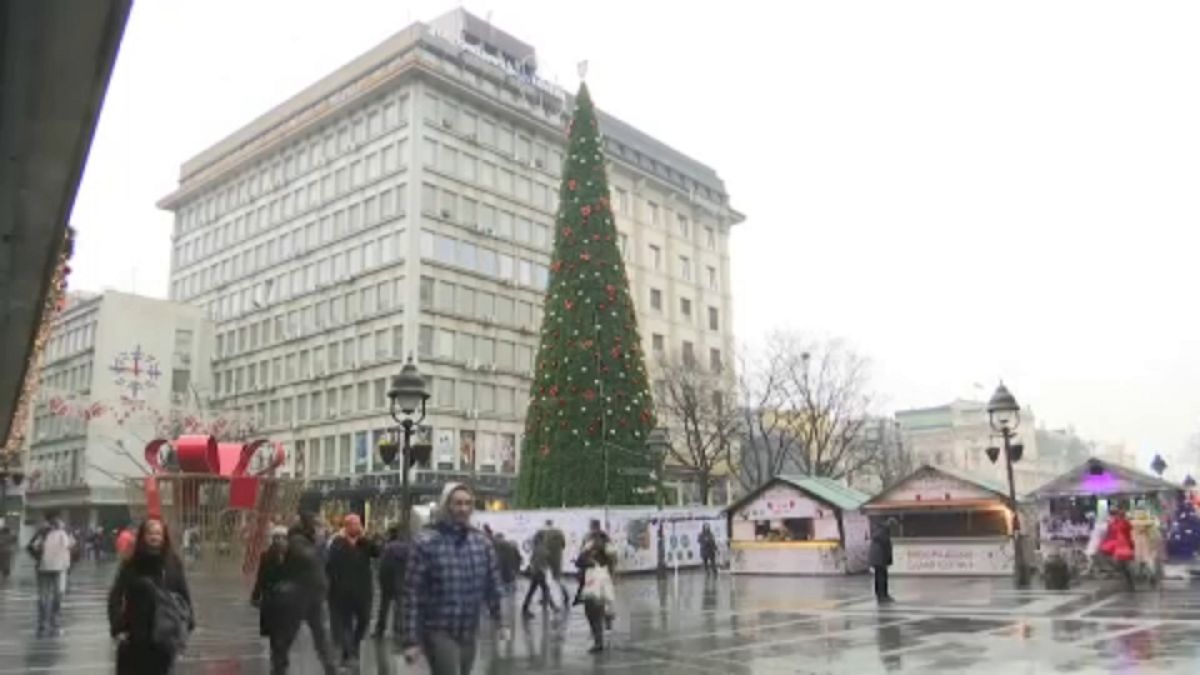 Korrupciós botrány lett a karácsonyfaállításból Belgrádban