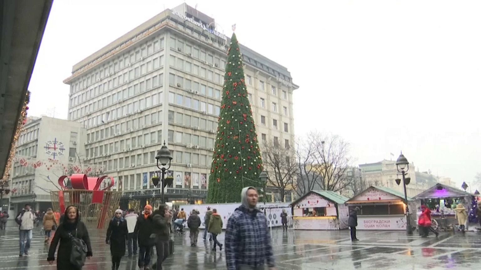 L'abete di plastica allestito in piazza a Belgrado 