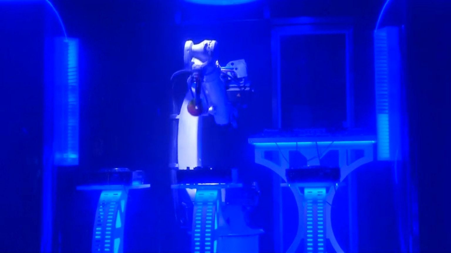 Prag'da sahne alan DJ robot ilgi çekiyor