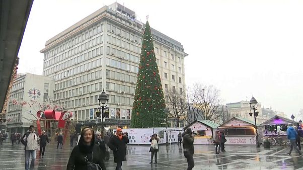 Árvore de Natal causa polémica em Belgrado Árvore de Natal causa polémica em Belgrado