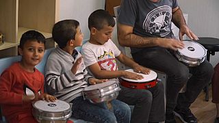 La música como lenguaje universal en un campamento de refugiados en Grecia