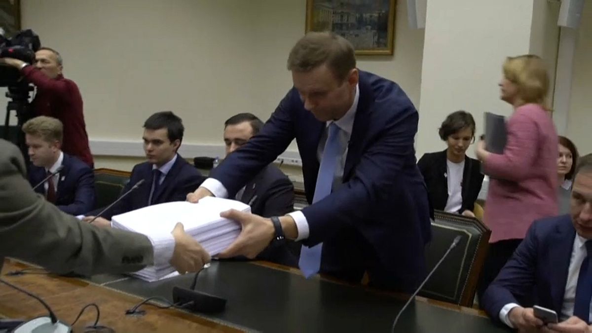 Russia: Alexei Navalny presenta le firme alla commissione elettorale per ottenere la candidatura