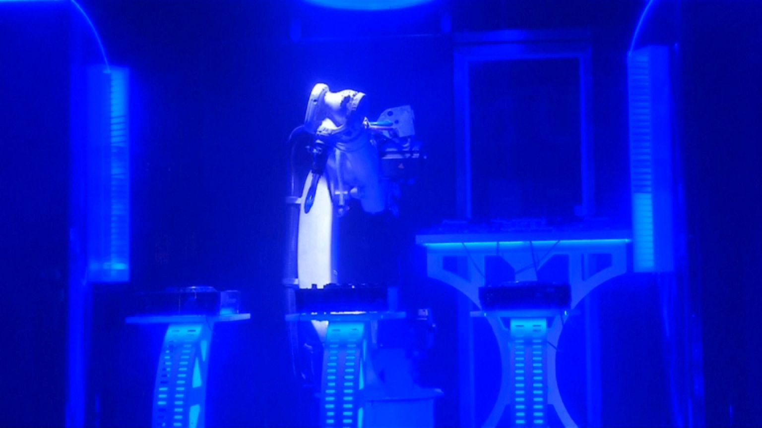 Prag: ein Roboter als DJ