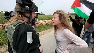 شاهد صمود الفتاة الفلسطينية عهد التميمي في وجه العسف الإسرائيلي