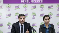 Selahattin Demirtaş: Tek tip kıyafet giymektense kefen giyeriz