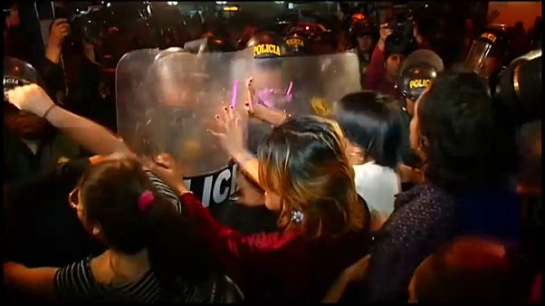 Manifestantes cara a cara con la policía Manifestantes cara a cara con la policía