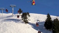 Helikopterről eresztik le a hegyimentőket a Chamrousse-i felvonóhoz