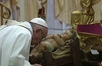 El papa pide hospitalidad para los migrantes en la misa del gallo