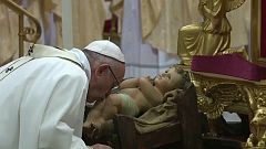 El papa pide hospitalidad para los migrantes en la misa del gallo