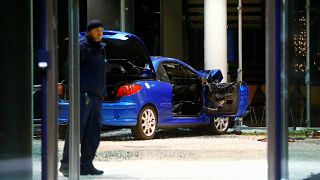 Ein Auto ist in den Eingang des Willy-Brandt-Hauses in Berlin gerast.