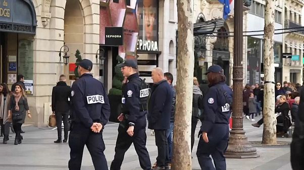 Em França, 97 mil agentes garantem a segurança no Natal Em França, 97 mil agentes garantem a segurança no Natal