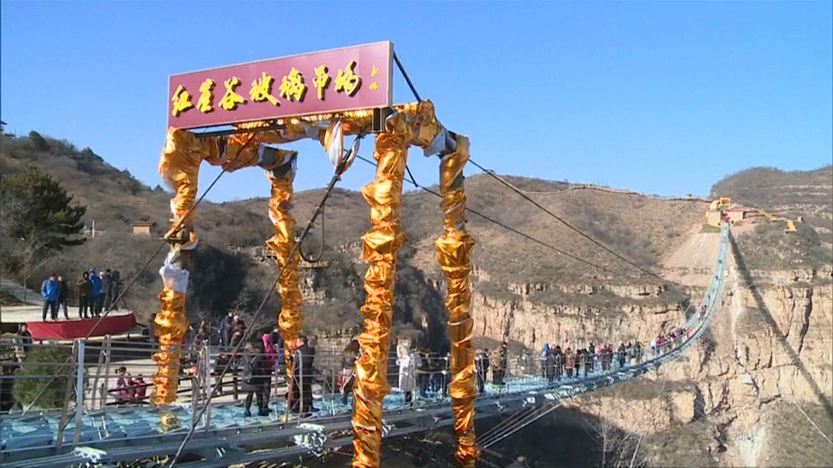 شاهد: الصين تفتتح أطول جسر زجاجي في العالم