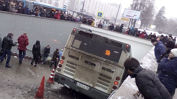 Mosca: bus si schianta a uscita metro, diversi morti Mosca: bus si schianta a uscita metro, diversi morti