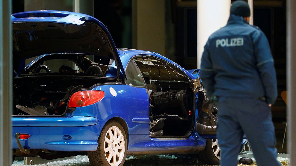 Az elkövető megrongálódott autója a Willy Brandt Haus recepciójánál