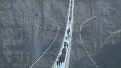 Chinese glass bridge attracts crowds at opening