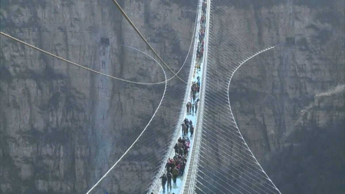 Dünyanın en uzun cam köprüsü ziyarete açıldı 