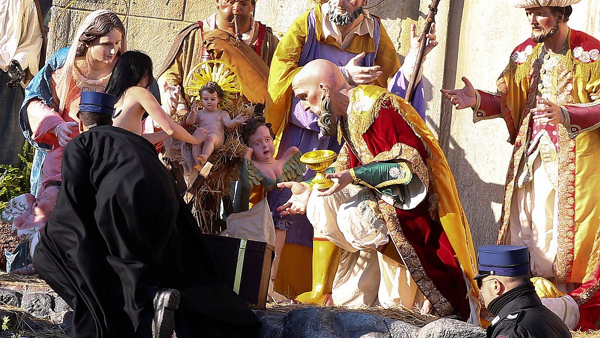 San Pietro, Femen prova a rubare il bambinello del presepe. Di nuovo