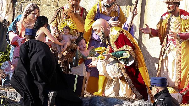 San Pietro, Femen prova a rubare il bambinello del presepe. Di nuovo San Pietro, Femen prova a rubare il bambinello del presepe. Di nuovo