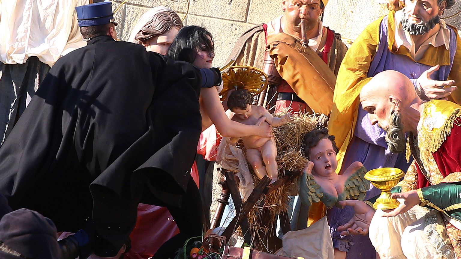 Ativista topless tenta roubar menino Jesus do presépio no Vaticano