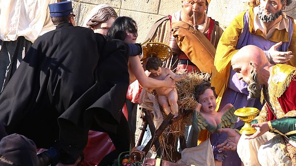 Ativista topless tenta roubar menino Jesus do presépio no Vaticano Ativista topless tenta roubar menino Jesus do presépio no Vaticano