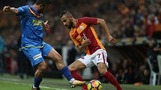 Sabri Sarıoğlu 21 yıl aradan sonra Galatasaray'a karşı forma giydi