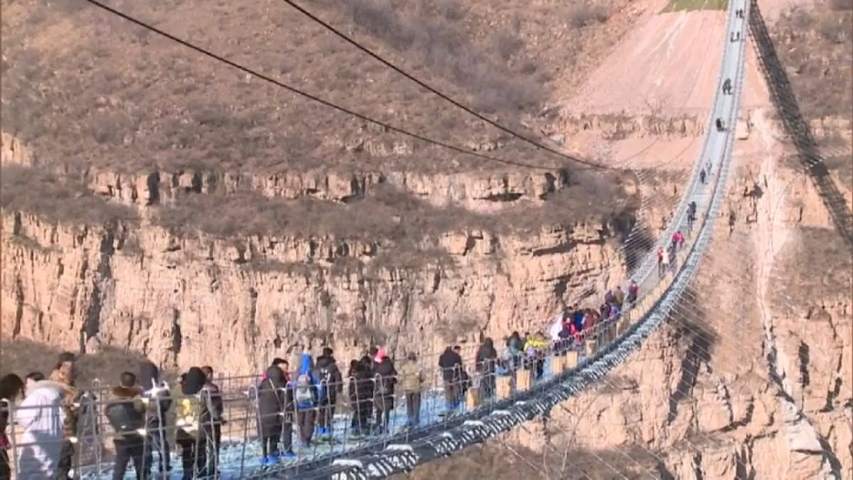 Cina: inaugurato il ponte di vetro più lungo del mondo 
