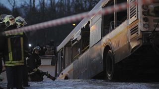 Rettungskräfte ziehen den Bus aus der Unterführung.