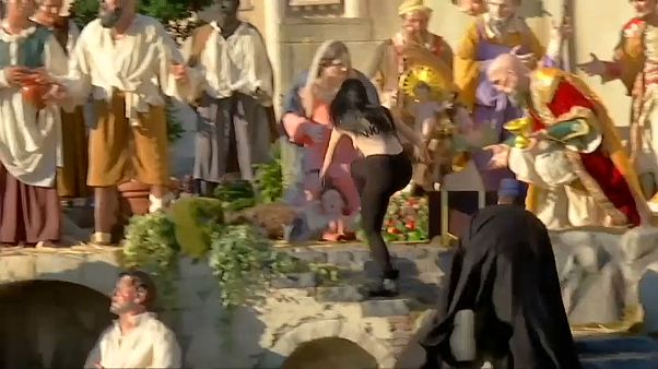 Голой грудью на младенца Иисуса Голой грудью на младенца Иисуса