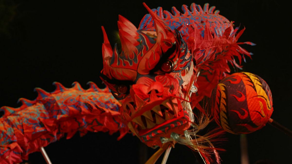 شکوه زمستان؛ رقص باشکوه اژدها در چین 