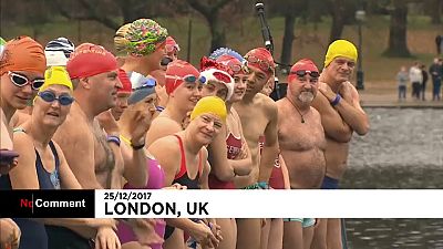 Londralılar geleneksel Noel yüzme yarışıyla soğuğa meydan okudu